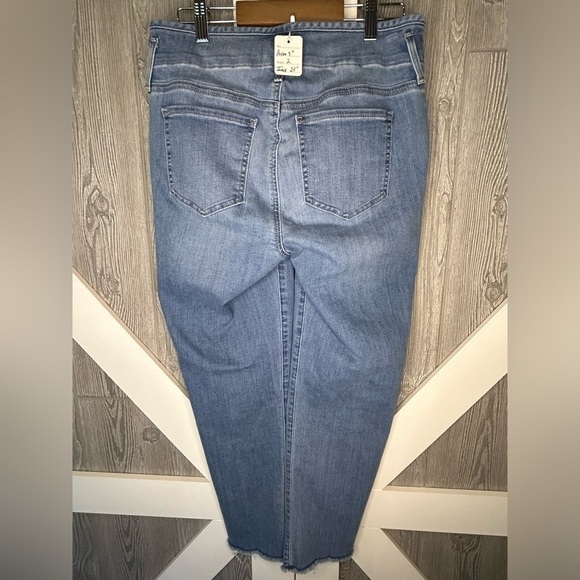 B7.1 NYDJ Lift Tuck Technology Light Wash Jeans 2 - Picture 2 of 4